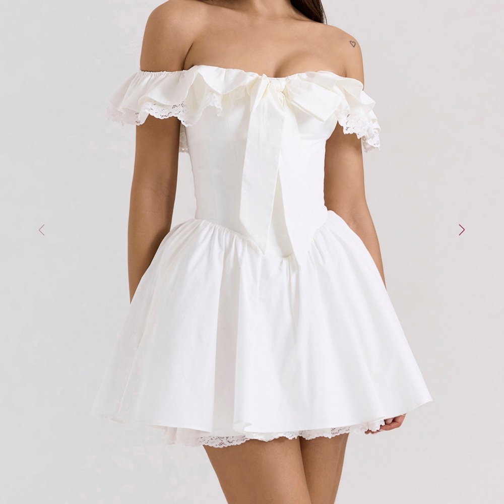 BRAND NEW: HOUSE OF CB
Elegant Off-Shoulder White Dress